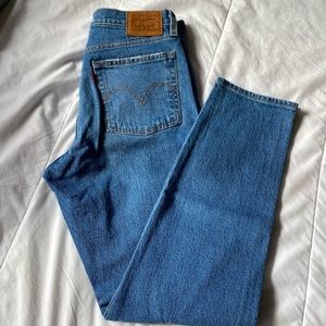 Levi’s Wedgie Icon 99% Cotton Jeans with Distressing in Dark Denim - Size 27